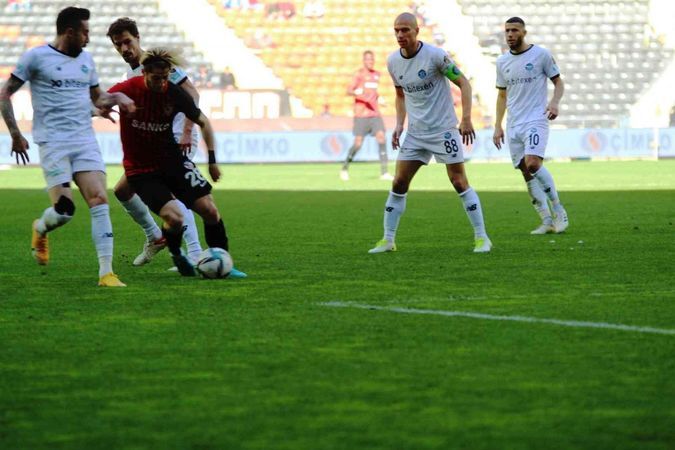 Foto Haber... Gaziantep FK 0-3 Adana Demirspor...Adana Demirspor 2. penaltısını kaçırdı...Adana Demirspor 3-0 Öne Geçti...Maç Sonucu: Gaziantep FK 0-3 Adana Demirspor